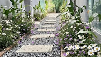 Doppelzimmer, Terrasse, Gartenblick | Unterkunftsgelände