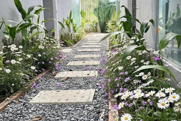 Phòng đôi, sân hiên, quang cảnh vườn | Khuôn viên nơi lưu trú