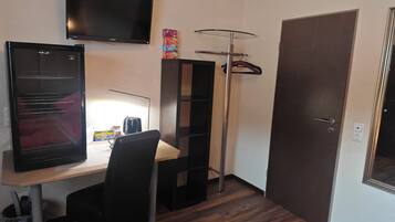 Escritorio, espacio para trabajar con laptop y wifi gratis