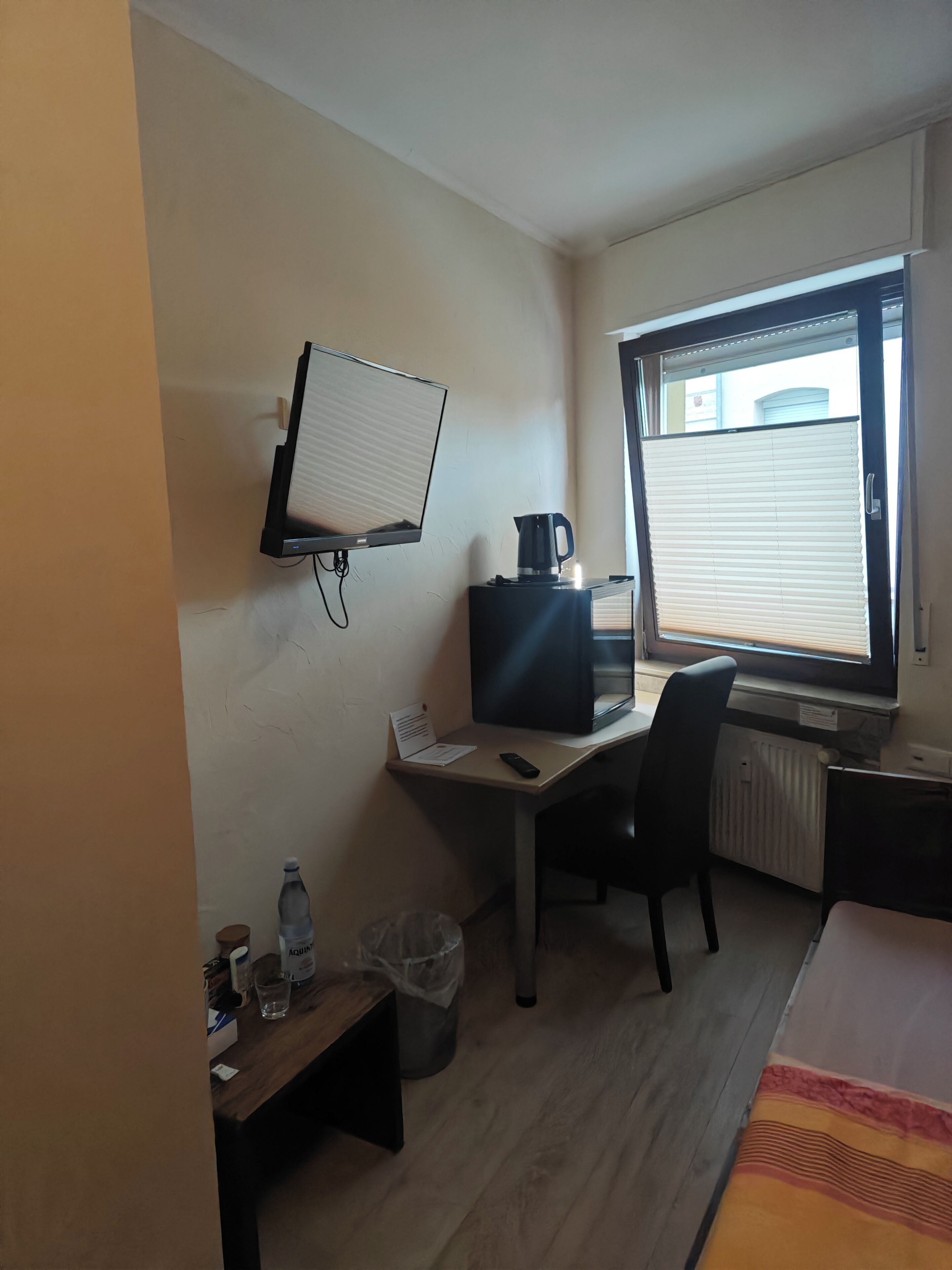 Bureau, espace de travail pour ordinateur portable, Wi-Fi gratuit