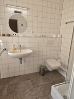 Classic Twin Room, Private Bathroom | Bilik Mandi | Pengering rambut, tuala disediakan, sabun, syampu 