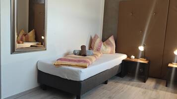 Classic Twin Room, Private Bathroom