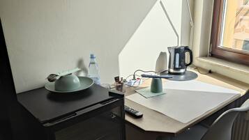 Un espacio de trabajo funcional con escritorio, silla y ventana con vistas.