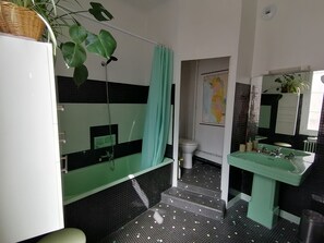 Douche, sèche-cheveux, serviettes fournies, savon