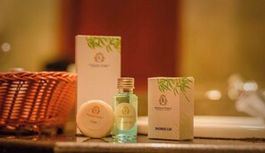 Shower, free toiletries, slippers, towels - Seethawaka Regency  (Avissawella)
