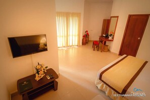 Lyxigt dubbelrum - 1 queensize-säng - utsikt mot poolen