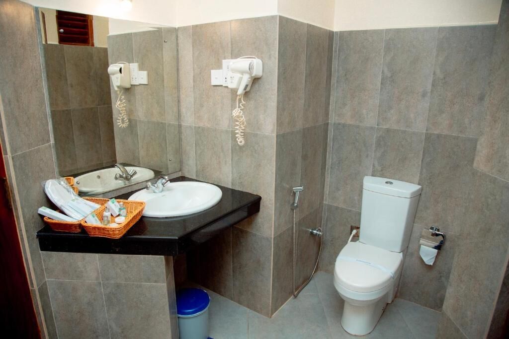 Shower, free toiletries, slippers, bidet