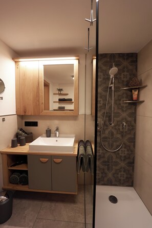 Shower, hair dryer, towels - Vacation apartment Ertlsteg (Ramsau bei Berchtesgaden)