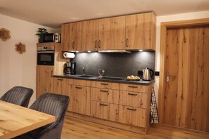 Fridge, microwave, oven, stovetop - Vacation apartment Ertlsteg (Ramsau bei Berchtesgaden)