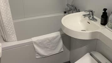Bañera con ducha, artículos de tocador gratuitos, secador de pelo