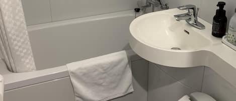 Tina con regadera, amenidades de baño gratuitas, secadora de cabello