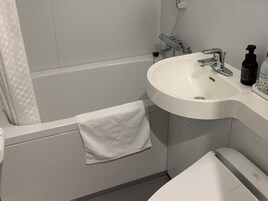淋浴/盆浴组合、免费洗浴用品、吹风机、拖鞋