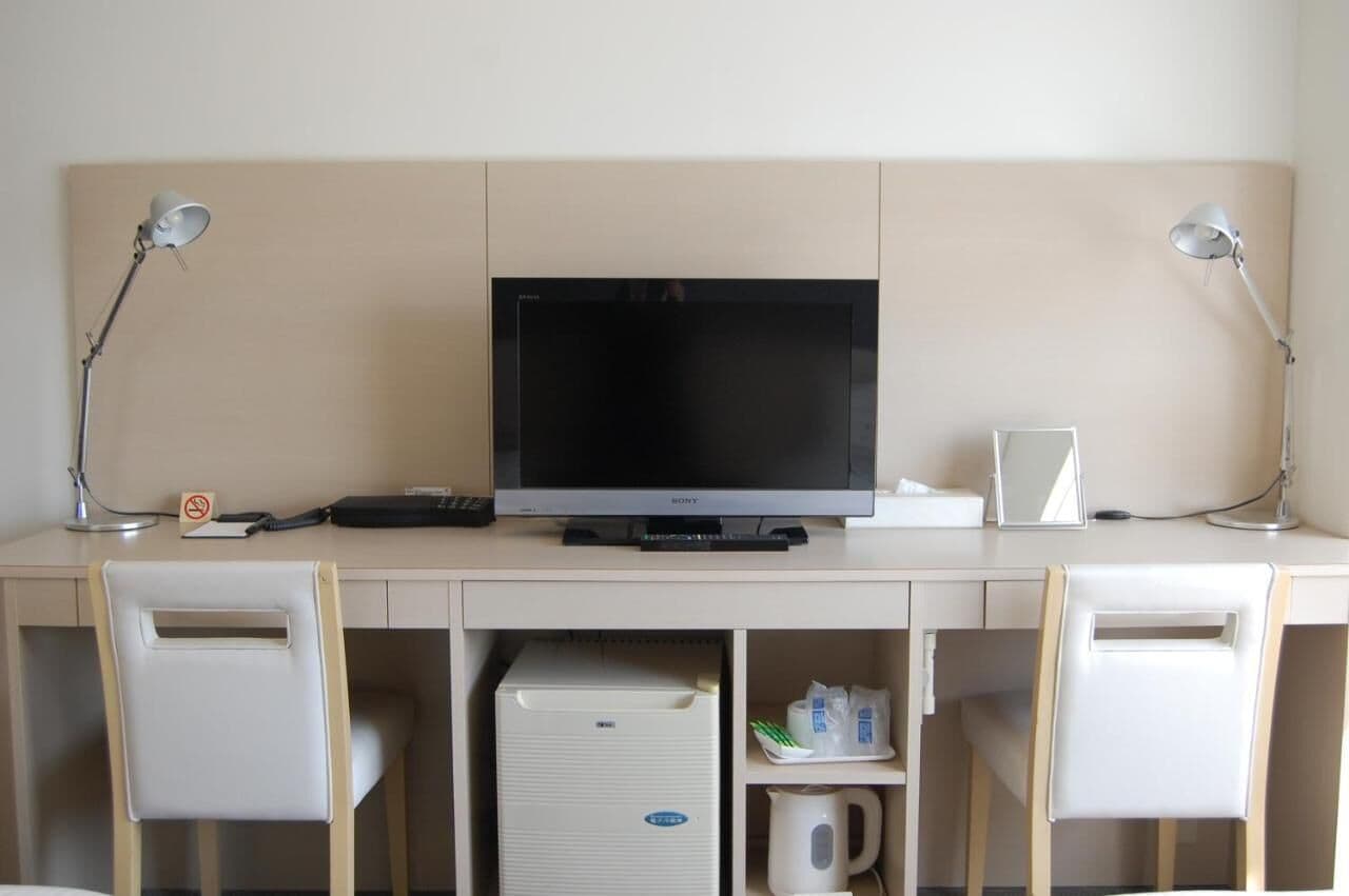書桌、手提電腦工作空間、遮光窗簾/窗簾、熨斗/熨衫板