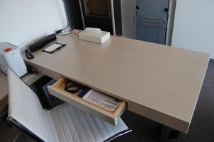 Escritorio, espacio para trabajar con laptop y cortinas blackout