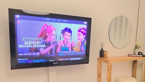 Un téléviseur Samsung fixé au mur, sur lequel est affichée une affiche de film.