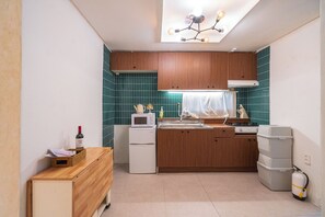 Private kitchen - 3-bedroom Villa in Central Seoul with Cool AC (Seoul)