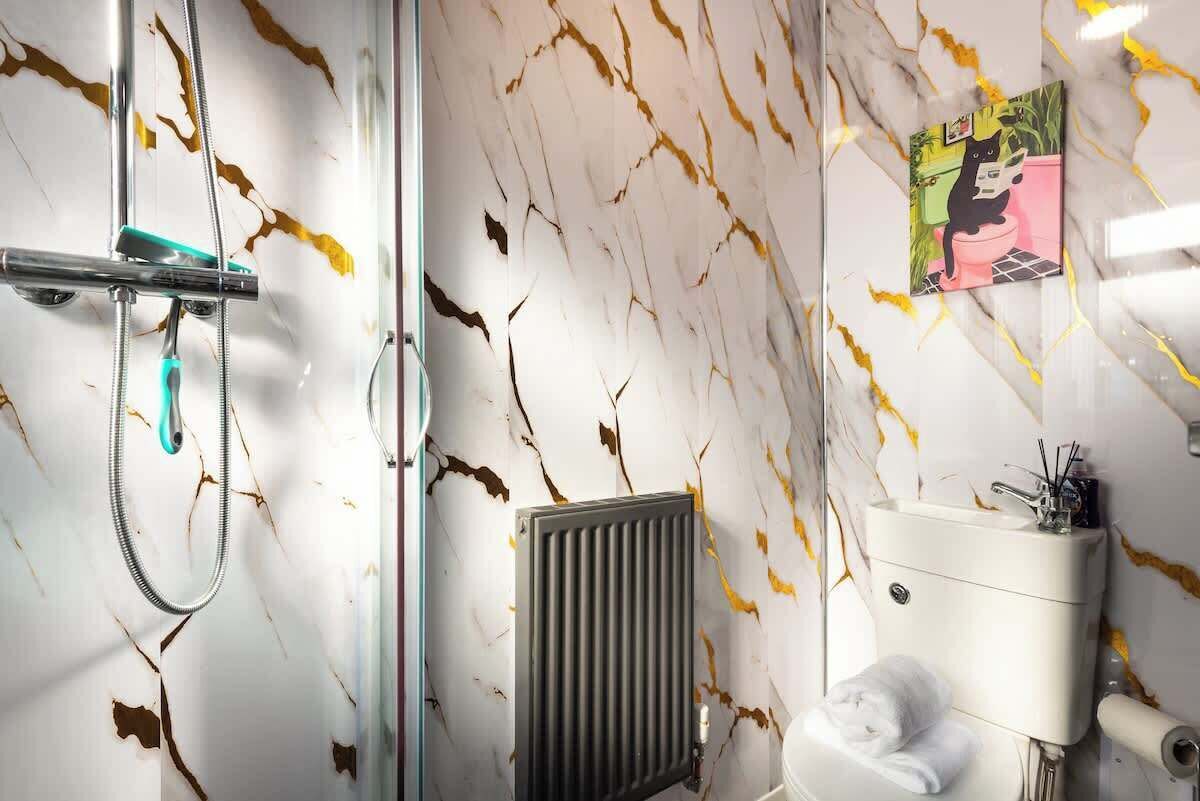 Een douche, een haardroger, handdoeken, zeep