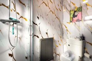 Een douche, een haardroger, handdoeken, zeep