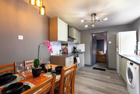 Fridge, microwave, oven, coffee/tea maker. Hull Comfort 4BR Amen Home | 2 Bathrooms | Central