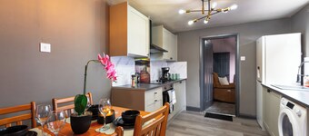 Hull Comfort 4BR Amen Home | 2 Bathrooms | Central