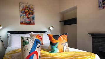 4 slaapkamers, een strijkplank/strijkijzer, gratis wifi, beddengoed