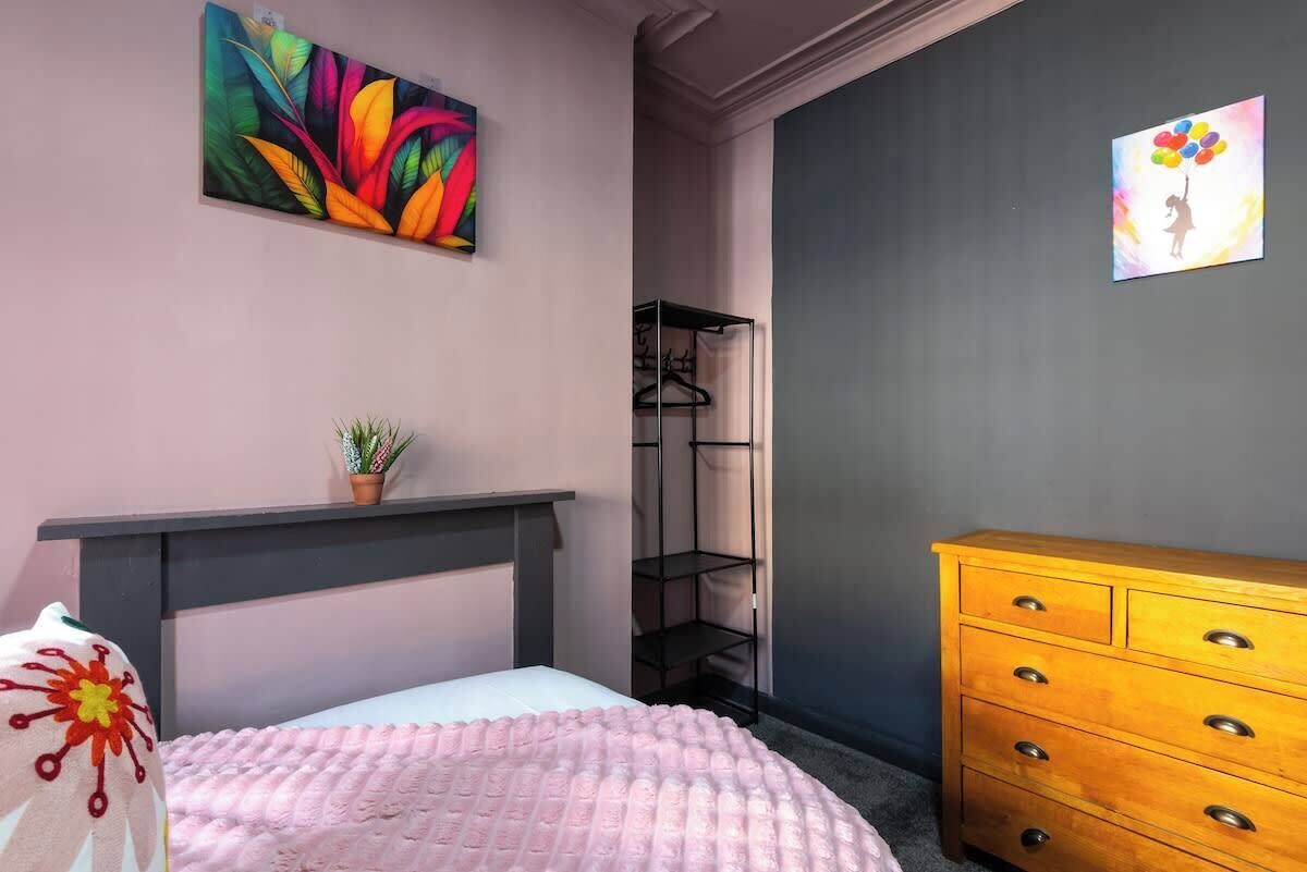 4 bedrooms, iron/ironing board, WiFi (free), bed sheets