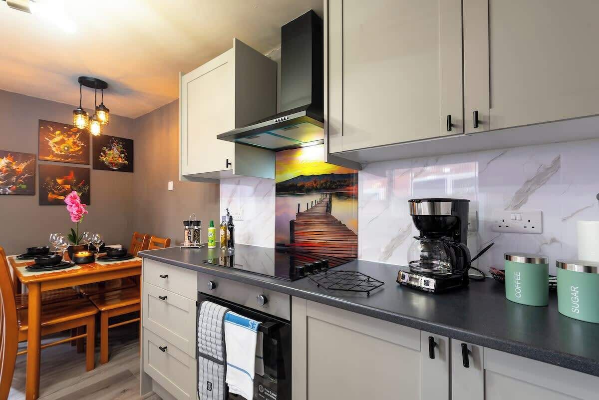 Coffee/tea maker, fridge, microwave, oven