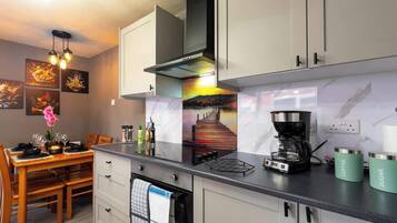 Coffee/tea maker, fridge, microwave, oven