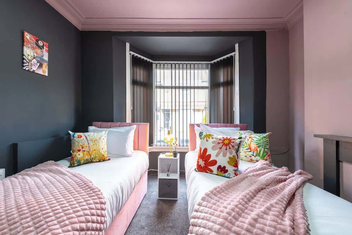 4 slaapkamers, een strijkplank/strijkijzer, gratis wifi, beddengoed