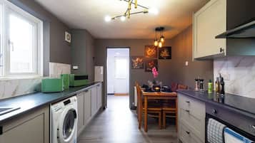 Een koffiezetapparaat/waterkoker, een koelkast, een magnetron, een oven