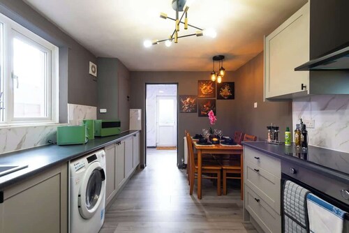 Amen Hull Comfort 4BR Home | 2 Bathrooms | Central