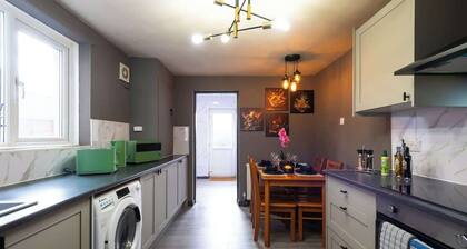 Amen Hull Comfort 4BR Home | 2 Bathrooms | Central
