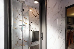 Dusche, Haartrockner, Handtücher, Seife