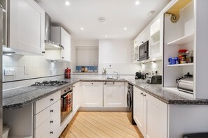 Microwave, dishwasher, toaster - Charming Pimlico Townhouse (London)