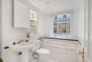 Shower, hair dryer - Charming Pimlico Townhouse (London)