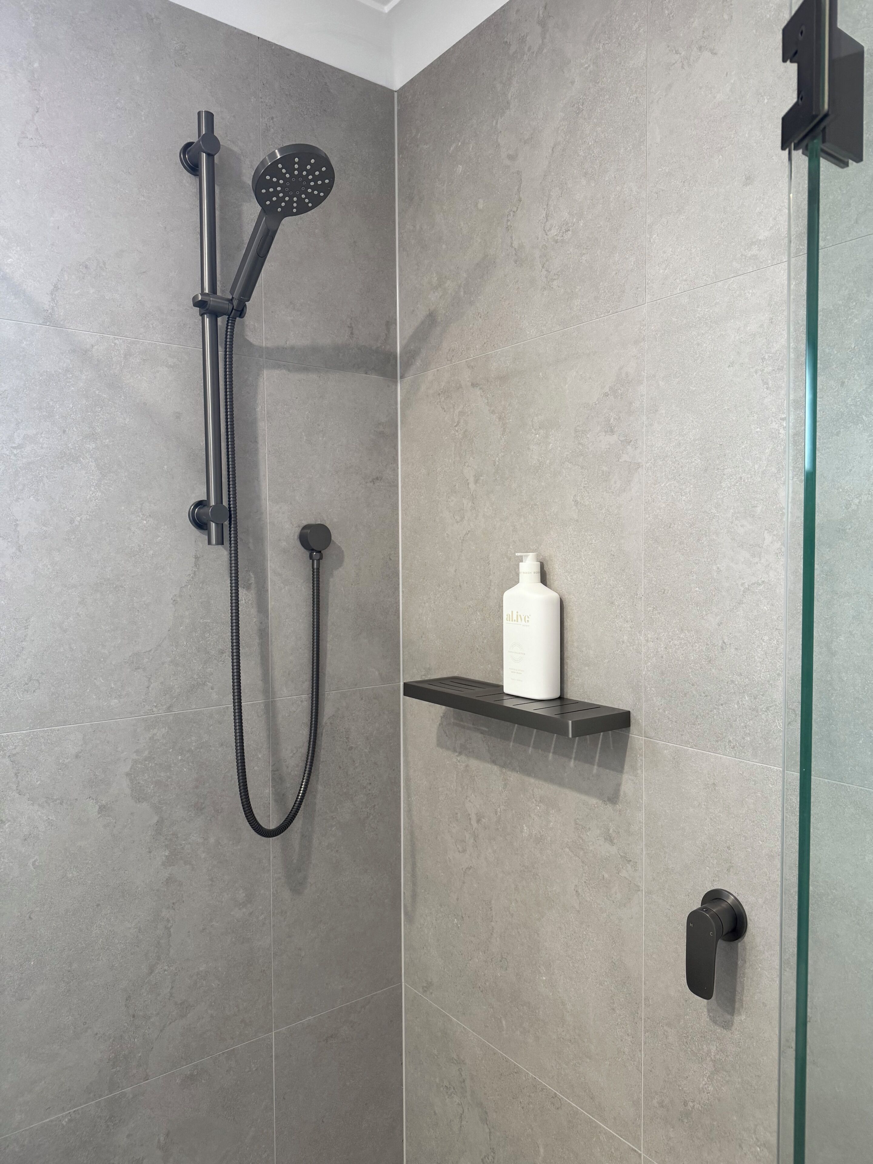 Douche, sèche-cheveux, serviettes fournies, savon