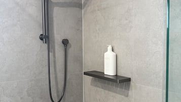 Douche, sĂšche-cheveux, serviettes fournies, savon
