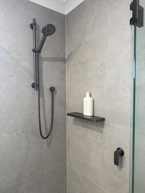 Ducha, secador de pelo, toallas, jabón