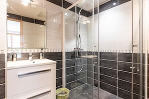 Apartment | Bathroom - Chalet in Paradiski With Spa & Stunning Views (Peisey-Nancroix)