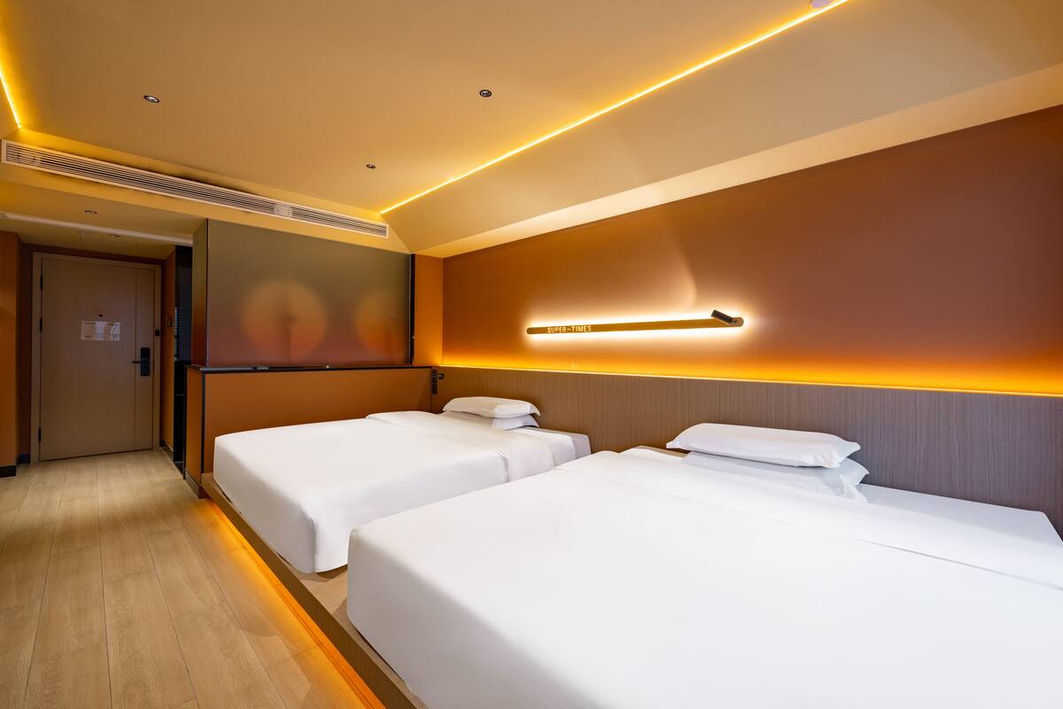 ห้องแกรนด์สำหรับสี่ท่าน, วิวเมือง | ตู้นิรภัยในห้องพัก, ผ้าม่านกันแสง, ห้องเก็บเสียง, เตารีด/โต๊ะรีดผ  ้า