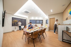 Perhesviitti, 2 keskisuurta parisänkyä, tupakointi kielletty, keittotila | Ruokailu