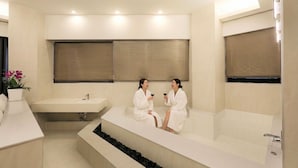A modern bathroom with a large bathtub, a separate sink, and a window with blinds. - Hotel Brown Dot (Dongducheon Central Station) (Dongducheon)