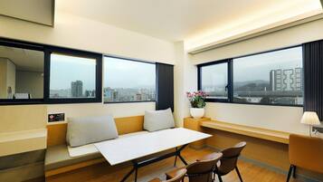 Suite Cinema (5F), Breakfast Included, No Parking | Khu phòng khách