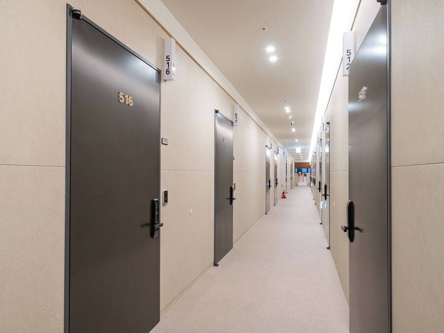 A corridor with doors labeled 516 and 517, leading to rooms.