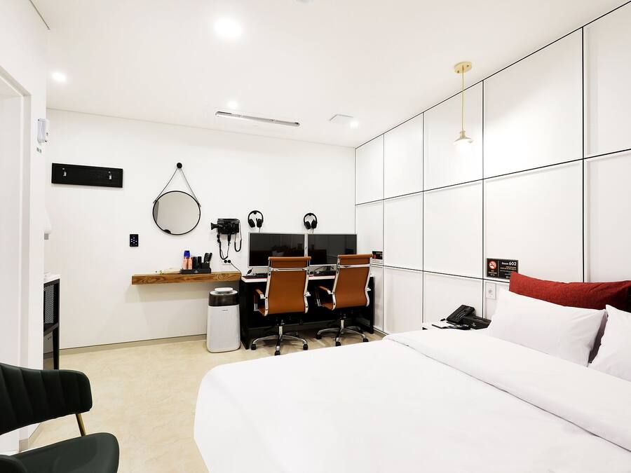 Business Deluxe (5F), No Parking | Premium bedding, memory foam beds, desk, blackout drapes