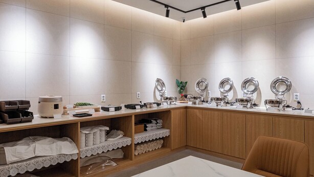 A modern kitchen with a central island, wooden cabinets, and a seating area. - Hotel Brown Dot (Dongducheon Central Station) (Dongducheon)