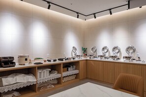 Une cuisine moderne dotée d’un îlot central, de meubles en bois et d’un coin repas.