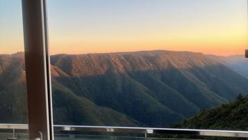 Kamar Double Mewah, pemandangan gunung | Interior