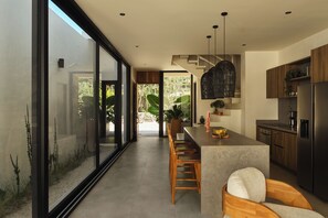 Private kitchen - Designer villa with vinyls, plunge pool, 6 min walk to beach with 24/7 security (Playa Pelada, Nosara)