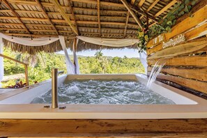 Ein Whirlpool mit Holzkonstruktion und einem Schild mit der Aufschrift 'I love The Countryside'.